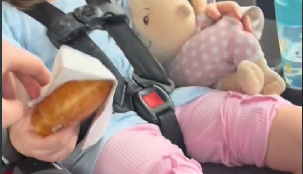 „Tako i ja kad držim daljinski“: Devojčica je zaspala i tata je hteo da joj uzme krofnu iz ruke, njena reakcija je hit!