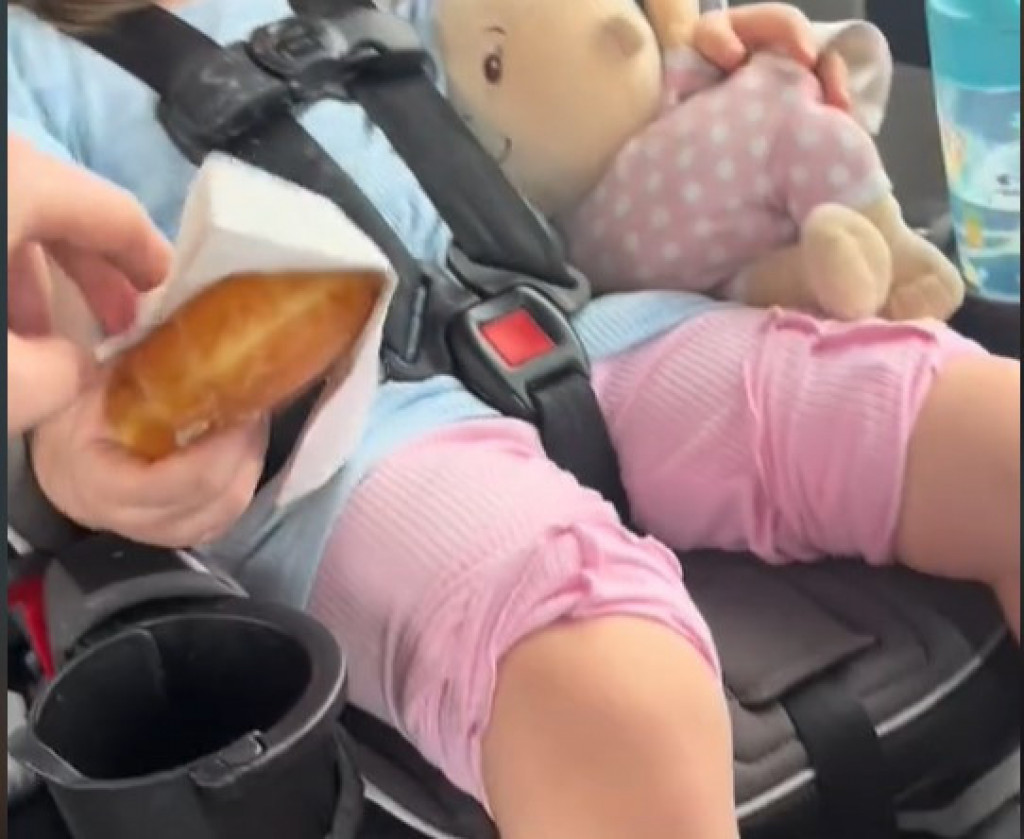„Tako i ja kad držim daljinski“: Devojčica je zaspala i tata je hteo da joj uzme krofnu iz ruke, njena reakcija je hit!