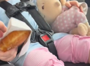 „Tako i ja kad držim daljinski“: Devojčica je zaspala i tata je hteo da joj uzme krofnu iz ruke, njena reakcija je hit!