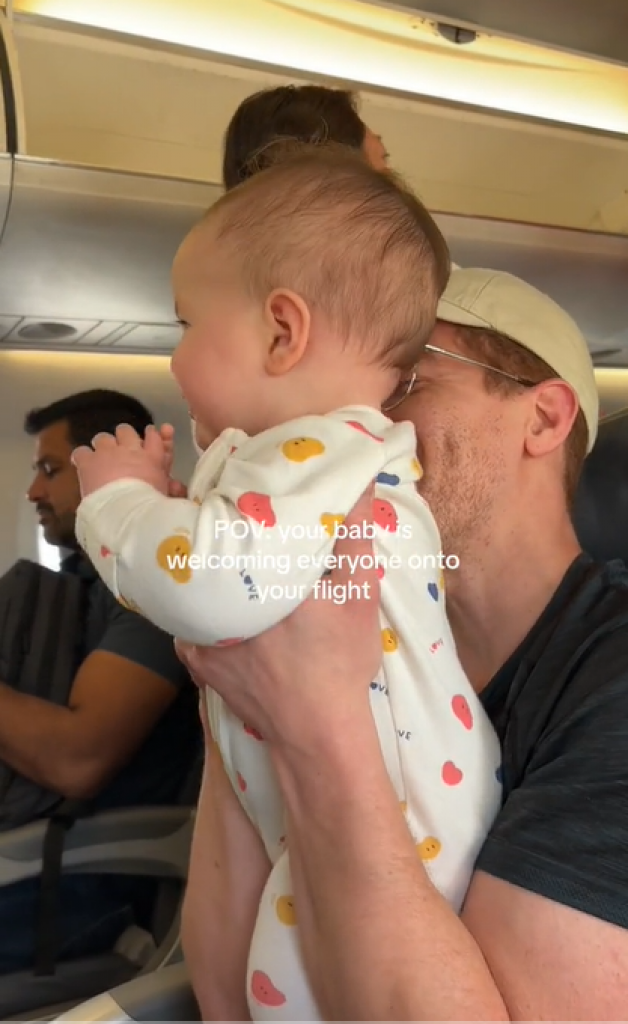 Prava mala stjuardesa: Beba koja pozdravlja putnike koji se ukrcavaju na avion oduševila milione
