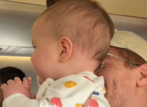 Prava mala stjuardesa: Beba koja pozdravlja sve koji se ukrcavaju na avion oduševila milione