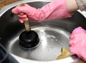 Vodoinstalater upozorava: Bacite li ovu stvar u sudoperu, odvod će se stegnuti kao beton, ni sajla ga ne može probiti