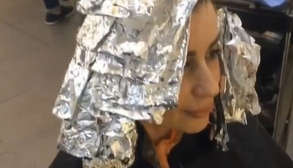 Želite kosu boje čokolade? Ovaj frizer će vas ofarbati kremom, pa ćete biti slatki kao šećer!