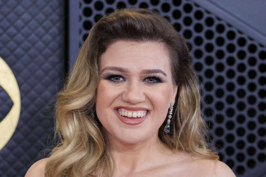 Za žene koje ne vole haljine, tu je kombinezon: Keli Klarkson dokazala da je ovo idealan model za prelaznu sezonu, stoji kao saliven!