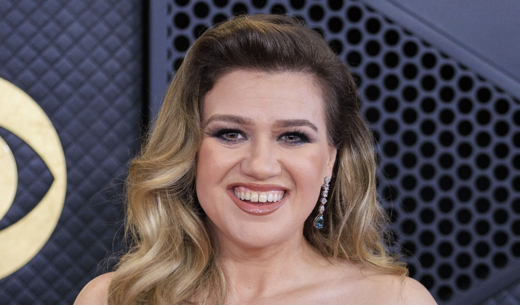 Za žene koje ne vole haljine, tu je kombinezon: Keli Klarkson dokazala da je ovo idealan model za prelaznu sezonu, stoji kao saliven!