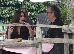 Oni se vole i baš ih briga šta ljudi pričaju: Monika Beluči i Tim Barton nisu skidali ruke jedno s drugog u restoranu