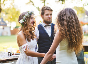 „Kuma je sela mladoženji u krilo i gurnula ruku u pantalone!“ Momak je opisao najčudniju svadbu na kojoj je bio, i dalje je šokiran