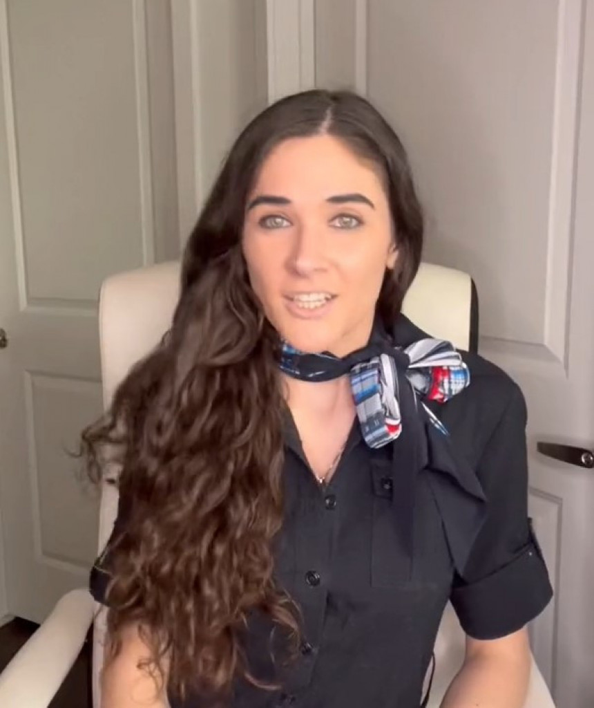 Stjuardesa otkrila tajnu: Evo gde da sednete u avionu ako želite da vas besplatno prebace u bolju klasu