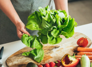 Žena uvek ovo uradi: Traje 5 sekundi, a pomaže da zelena salata ostane sveža mesec dana!