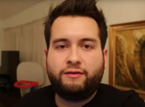 Oduševio milione: Tata se maskirao i probudio malog sina, njegovu reakciju nije očekivao