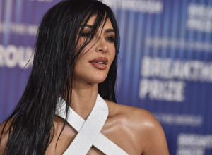 Rijaliti zvezda opet na meti podsmeha: Kim Kardašijan objavila fotke sa mora, a zbog ovog detalja gore mreže