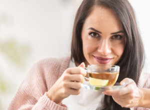 Skinite stomak bez dijete: Jedna šolja ovog čaja dnevno, istopiće salo, plus će smiriti živce!
