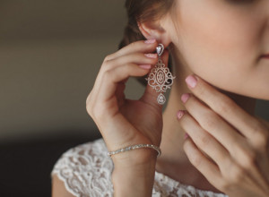 Bizarnije ne postoji: Stručnjak otkrio šta se dešava sa našim minđušama nakon smrti, nikada nećete pogoditi