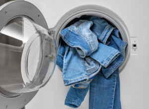 Farmerke vam se neće više skupiti ni izbledeti: Evo kako da ih perete u mašini, ovako će dugo biti kao nove!