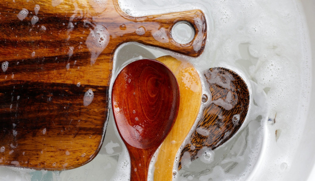 Zato su im trajale decenijama: Naše bake su ovako prale drvene varjače i daske za seckanje