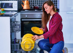 Uvek plaknete sudove pre stavljanja u mašinu? To ne treba raditi, ali ovo je obavezno pre njihovog pranja