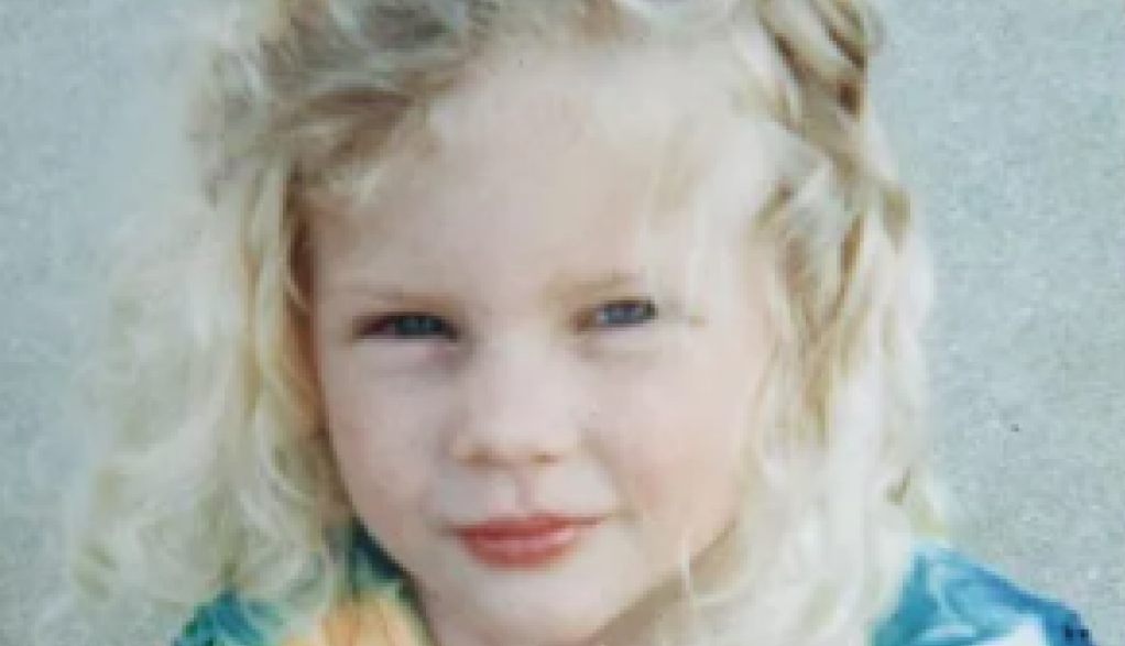 Prepoznajete li je? Nekada plavi devojčurak, a danas jedna od najpoznatijih pevačica na svetu i ponos njenih nastavnica