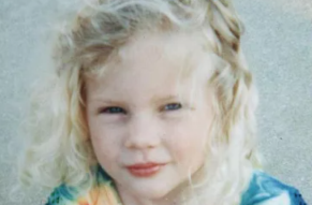 Prepoznajete li je? Nekada plavi devojčurak, a danas jedna od najpoznatijih pevačica na svetu i ponos njenih nastavnica