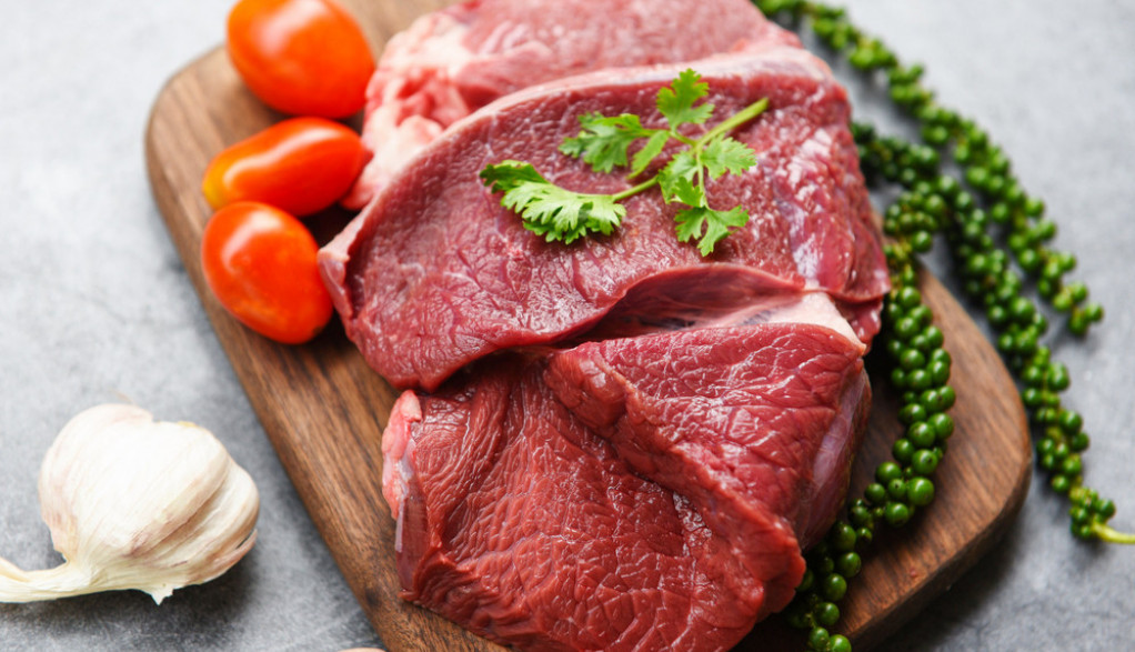 Sirovo meso je puno bakterija: Sve ćete ih ukloniti samo ako ga operete na ovaj način, treba vam 1 sastojak iz kuhinje