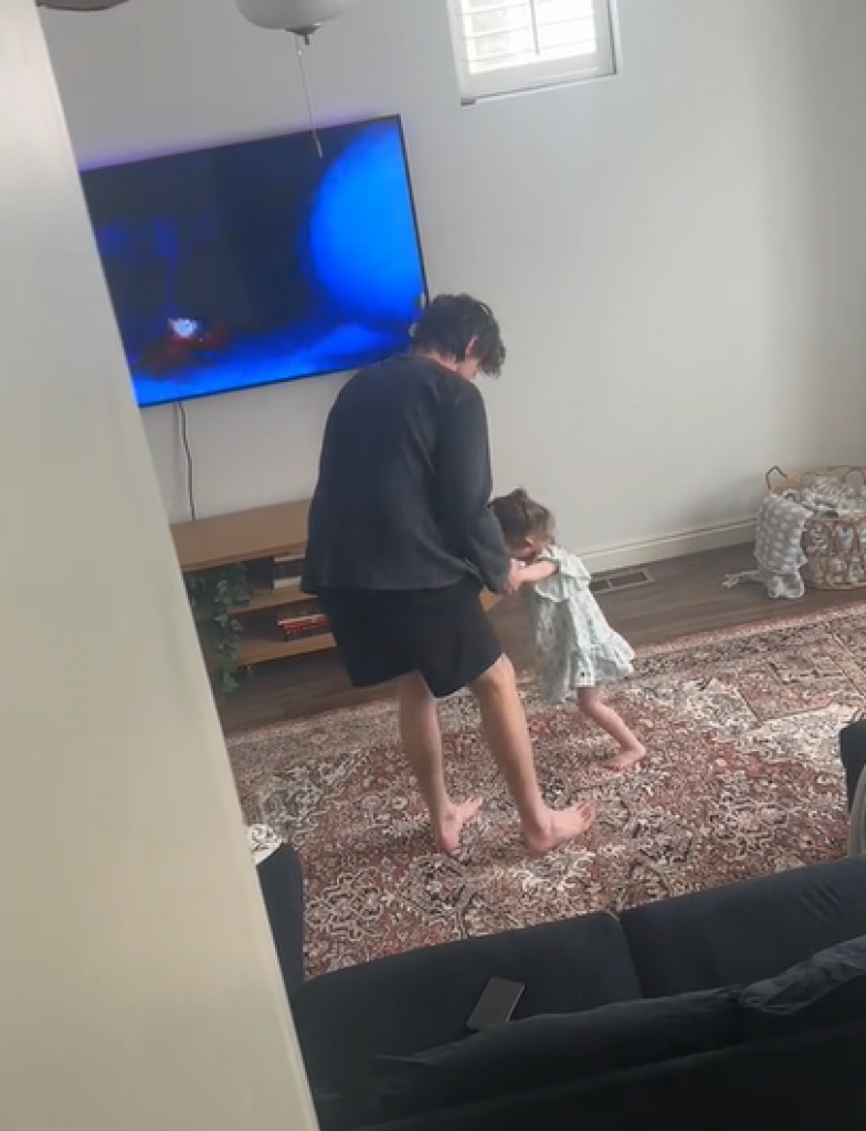 Raznežili su milione: Mama snimila dirljiv trenutak između tate i ćerke, prizor će vam ulepšati dan