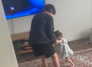 Raznežili su milione: Mama snimila dirljiv trenutak između tate i ćerke, prizor će vam ulepšati dan