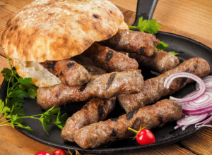 Savet roštilj majstora: Za ukusnije ćevape i pljeskavice, u mleveno meso stavite trunku ovog sastojka