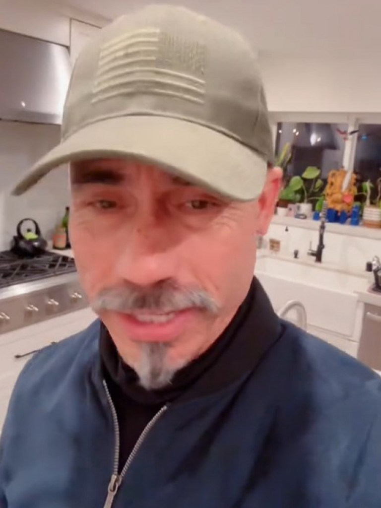 Hit na internetu: Tata je gurnuo detetu u ruke knjigu umesto mobilnog, evo šta se desilo