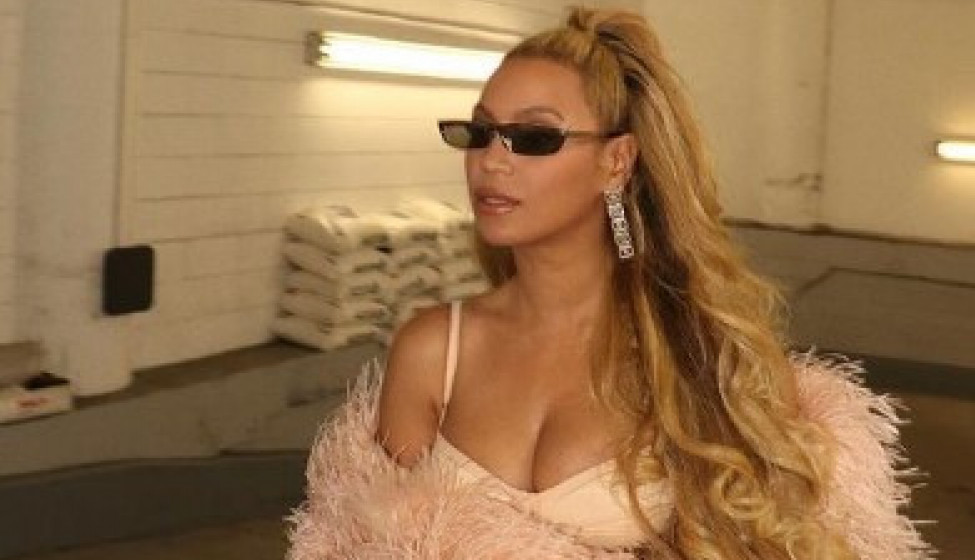 Želite talase u kosi kakve ima Bijonse? Pokazala je kako ih pravi, ali i na koji način ispravlja svoje kovrdže