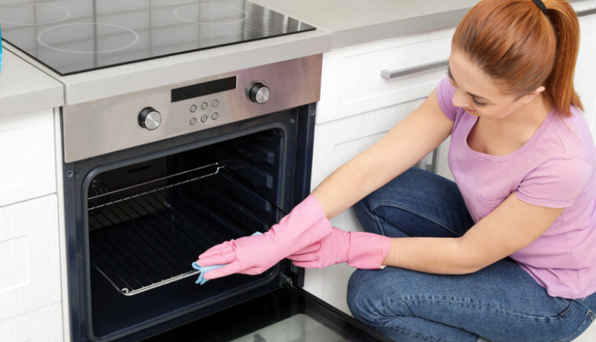 Sve domaćice čiste rešetku iz rerne bez ribanja: Ukorela masnoća će se istopiti, treba vam samo 1 sastojak iz kuhinje