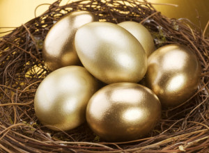 Zlatna jaja su simbol bogatstva i sreće: Za farbanje vam treba samo 1 sastojak koji imate u kuhinji