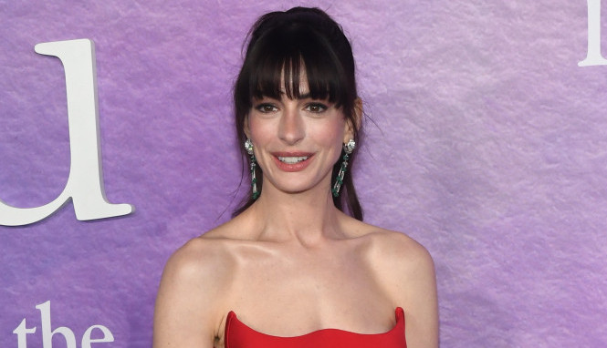 Crveno na radost: En Hatavej u haljini sa istaknutim dekolteom i dubokim šlicem privukla pažnju svih prisutnih