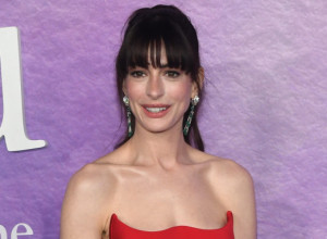 Crveno na radost: En Hatavej u haljini sa istaknutim dekolteom i dubokim šlicem privukla pažnju svih prisutnih