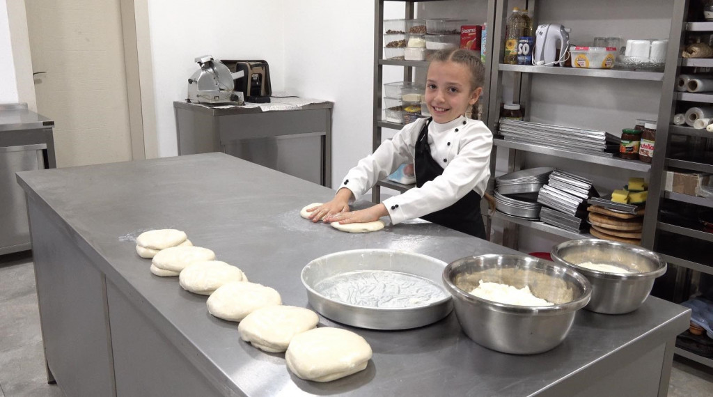 Lena (9) iz Obrenovca pravi najbolji burek u Srbiji: Kore razvlači kao najveštiji pekar, pitu smota za 15 minuta