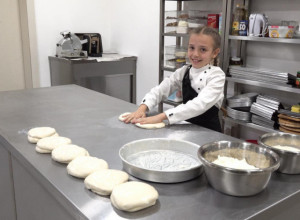 Lena (9) iz Obrenovca pravi najbolji burek u Srbiji: Kore razvlači kao najveštiji pekar, pitu smota za 15 minuta