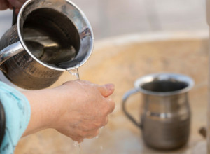 Prastari običaj za sreću i zdravlje: Evo kako treba da izgleda ritual umivanja na Veliki Petak