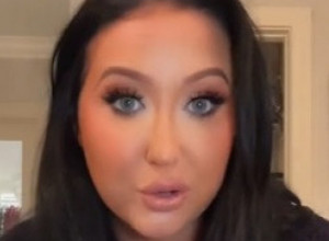 Treba vam samo jedan proizvod: Uklonite lako bele tragove sa kose od suvog šampona