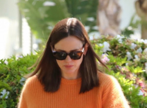 Dženifer Garner diktira trendove: Njena ženstvena suknja vizuelno izdužuje noge, savršena za proleće