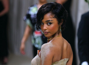 Jedva disala: Slavna pevačica nije mogla da se pomeri, morali da je nose preko crvenog tepiha, pogledajte hit momenat!