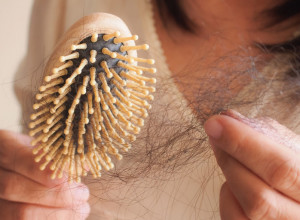 Muči vas opadanje kose? Žena je ovim mazala koren vlasi, po savetu bake, i ubrzo su počele ponovo da rastu