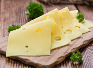 Nikad lakše: Isecite sir na ravnomerne listiće bez noža, ovaj trik je zlata vredan!