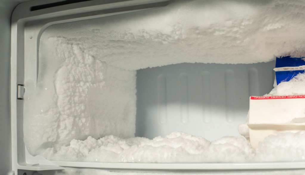 Jeftino rešenje: Ako vam se led često pravi u zamrzivaču, ubacite ovu namirnicu i više nećete imati taj problem!