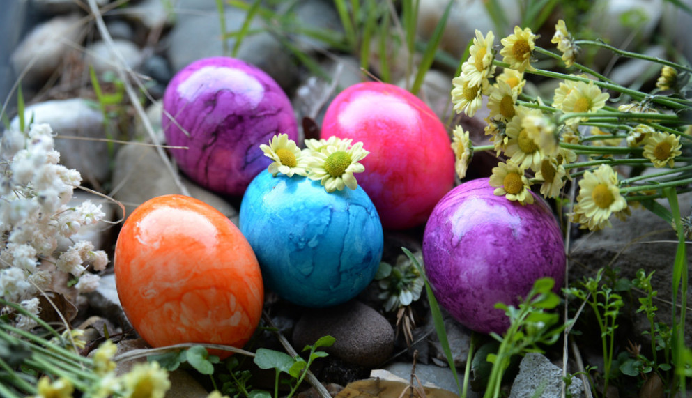 Ostalo vam mnogo farbanih jaja? Evo koliko dana mogu da stoje pre nego što se pokvare i da li moraju da budu u frižideru