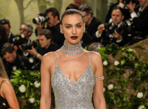 Uska slip haljina od 84.000 kristala: Irina Šajk zablistala na Met Gali, ruska lepotica prisutne ostavila bez daha