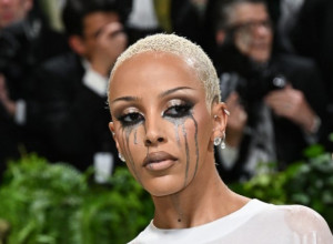 Iz kupatila na Met Galu: Reperka stala na crveni tepih sa peškirom na glavi, a tek kada vidite drugi autfit