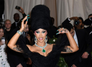 Blam godine: Kardi Bi zaboravila ime dizajnera koji je kreirao njenu haljinu za Met Galu, fanovi se digli na noge!