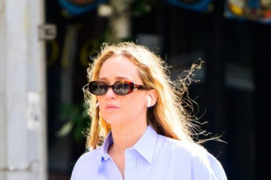 Jednostavan stil nije dosadan: Dženifer Lorens prošetala u savršenim farmerkama, hit su ovog proleća!