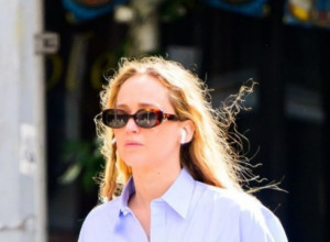 Jednostavan stil nije dosadan: Dženifer Lorens prošetala u savršenim farmerkama, hit su ovog proleća!