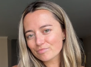 Spremila se da izađe, a onda pogledala dole: Propala u zemlju kada je shvatila šta je zaboravila, za sekund izbegla katastrofu!