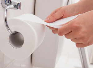 Devojka razlistala toalet-papir i razotkrila šta je u srednjem sloju koji ne vidimo golim okom!