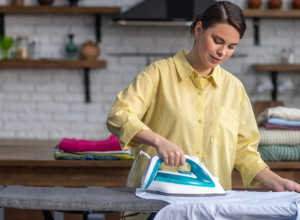 Nemate vremena za peglanje? Evo kako da ispravite odeću pomoću spreja od 2 sastojka